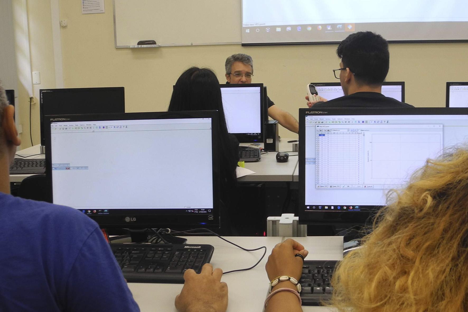 Aula no Departamento de Geofísica (foto: Acervo IAG)